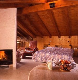 Location Champagny-en-Vanoise : Chambre de charme avec sa cheminée